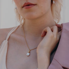 Load image into Gallery viewer, Gold Flat Pearl necklace