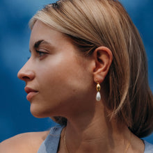 Učitaj sliku u preglednik galerije, Gold Bead Pearl Drop earrings