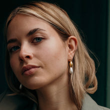 Učitaj sliku u preglednik galerije, Gold Bead Pearl Drop earrings