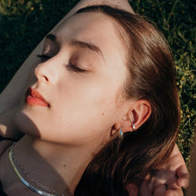 Učitaj sliku u preglednik galerije, Srebrna plain ear cuff naušnica