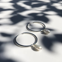 Load image into Gallery viewer, Silver Pearl Creole earrings