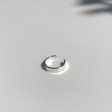 Učitaj sliku u preglednik galerije, Srebrna plain ear cuff naušnica