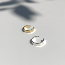 Učitaj sliku u preglednik galerije, Srebrna plain ear cuff naušnica