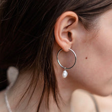 Load image into Gallery viewer, Silver Pearl Creole earrings